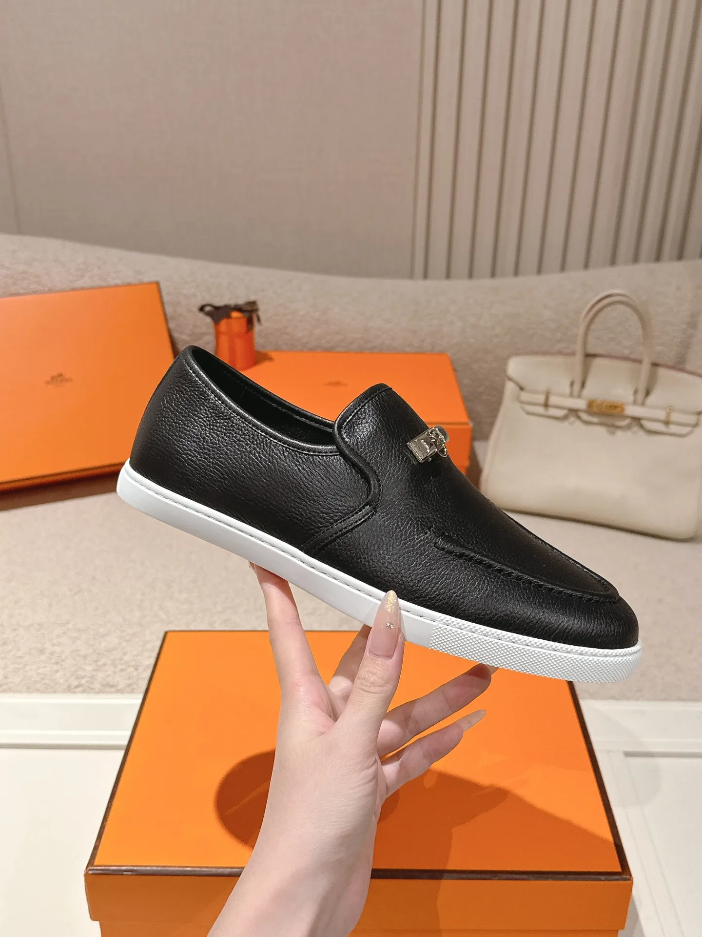 Men's Men's Shoes 600💰 Hermes# Couple Studded Loafers Calfskin and suede goatskin lace-up free sneakers with signature "H" detail. The design is simple and smooth, creating a fashionable urban look. It is comfortable and versatile. H family classics are not outdated, and the delivery counter is exquisitely packaged🛍📦 Fabric: Original customized imported first-layer cowhide/cow down Lining: Imported soft sheepskin Sole: Original open-molded anti-slip TPU material Size: 35-45